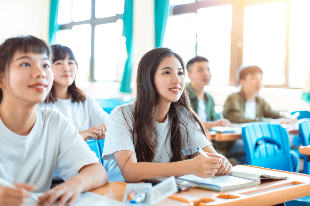 TWTT student study with classmate in classroom