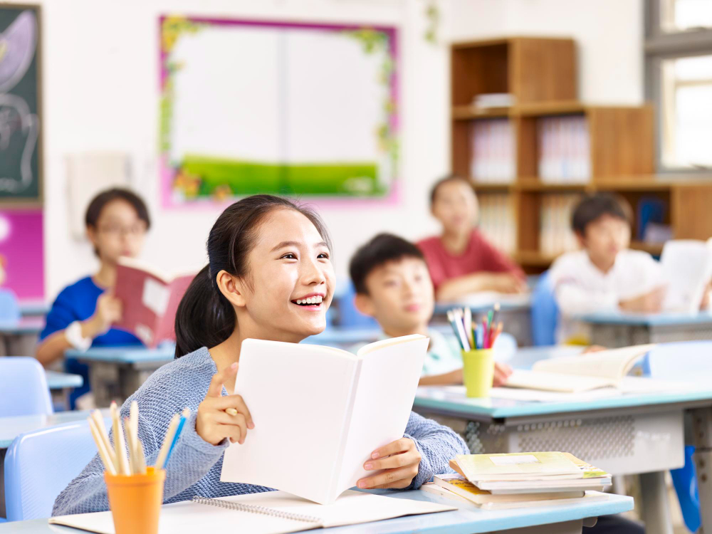TWTT student study with classmate in classroom